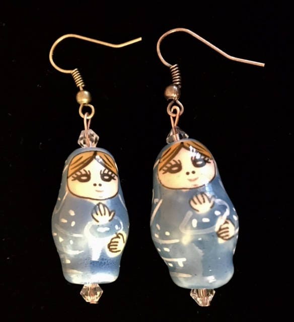 Bemalte Porzellan Matroschka Ohrringe(Blau 151 von SandyNationJewelry