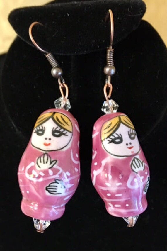 Bemalte Porzellan Matroschka Ohrringe | Rosa 029 von SandyNationJewelry
