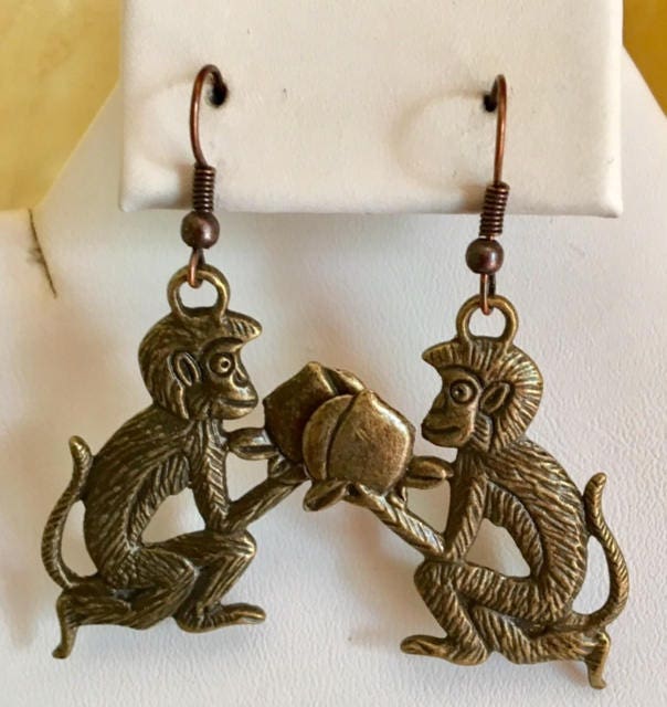 Bronzeaffe Mit Obstohrringen Nr. 059 von SandyNationJewelry