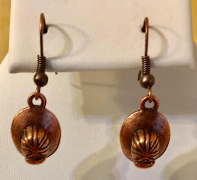 Feuerwehrmann Helm Antiqued Kupfer Plated Zinn Ohrringe 231 von SandyNationJewelry