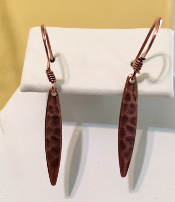 Gehämmerte Antiqued Kupfer Plated Stahl Ohrring 237 von SandyNationJewelry