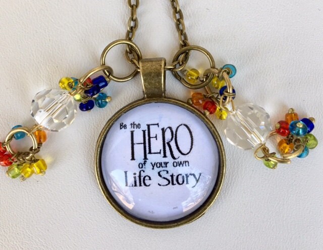 Held Mit Perlen, Bronze Charm Halskette 613 von SandyNationJewelry