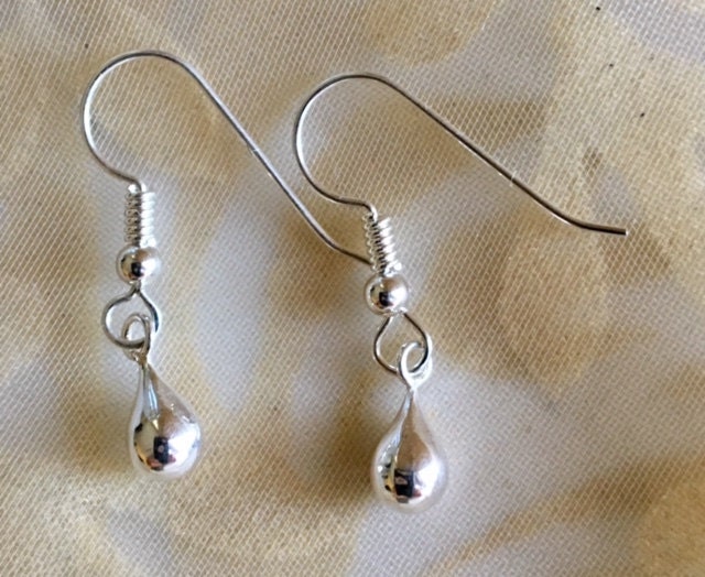 Kleine Tropfen Sterling Silber Ohrringe von SandyNationJewelry
