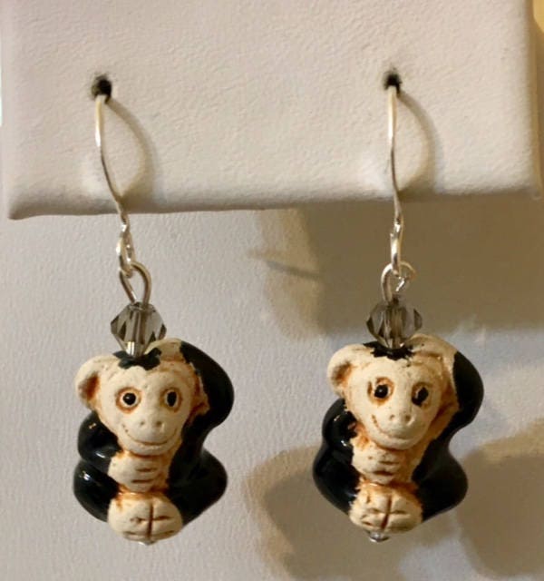 Niedliche Keramik Affen Ohrringe Mit Glasperlen 063 von SandyNationJewelry
