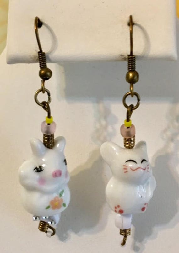 Niedliche Porzellan Häschen Und Maus Ohrringe Mit Weißen Glasperlen 190Er von SandyNationJewelry