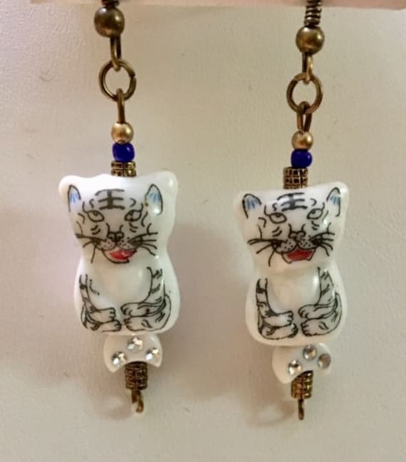 Niedliche Porzellan Katzen Ohrringe 058 von SandyNationJewelry