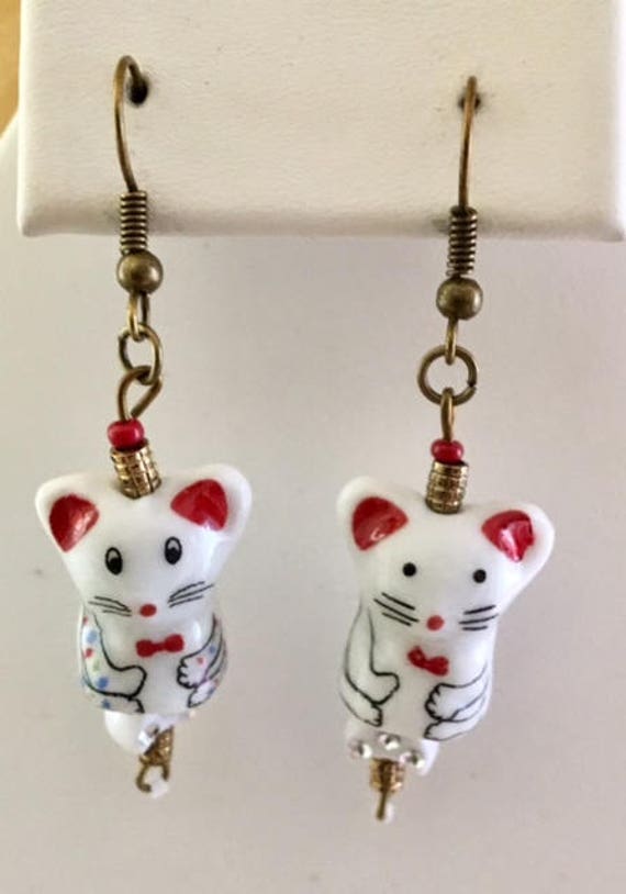 Niedliche Porzellan Maus Ohrringe Mit Roten Rocailles Perlen 189 von SandyNationJewelry
