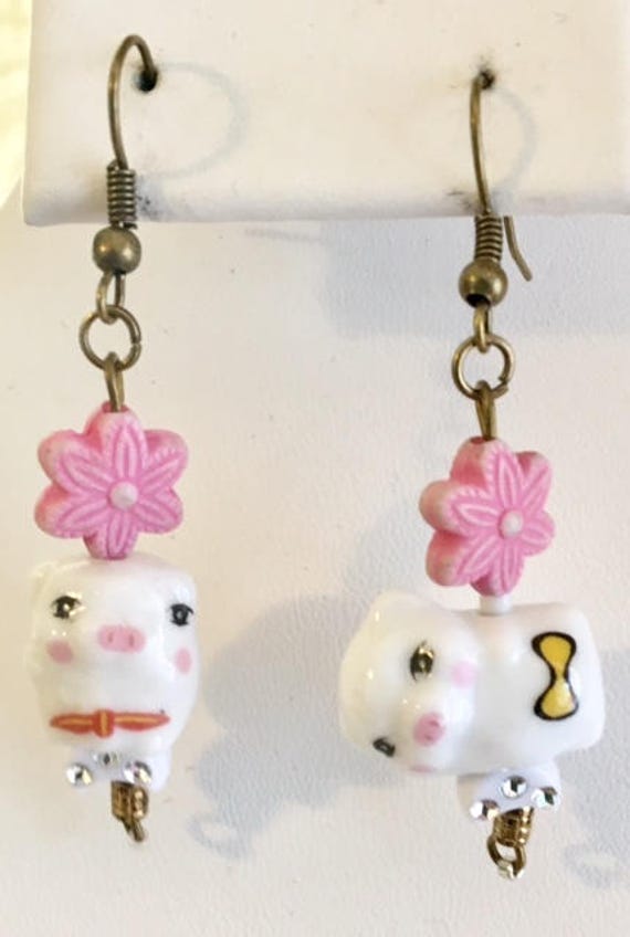 Niedliche Porzellan Misfit Schweinchen Ohrringe 172 von SandyNationJewelry