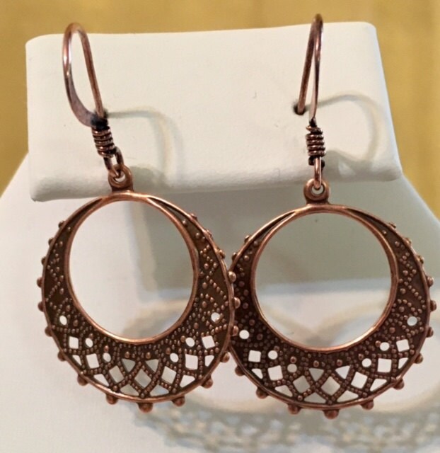 Runde Filagree Antiqued Kupfer Überzogene Messingohrringe 264 von SandyNationJewelry