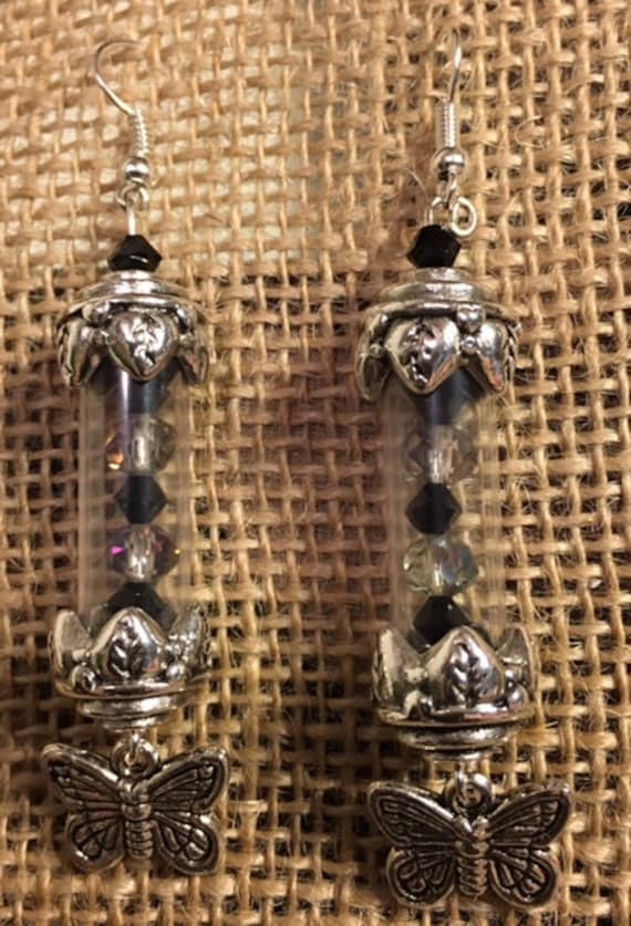 Schmetterling ~ Messing Und Zinn Zylinder Ohrringe Mit Antiksilber Finish Perlen Charme 010 von SandyNationJewelry