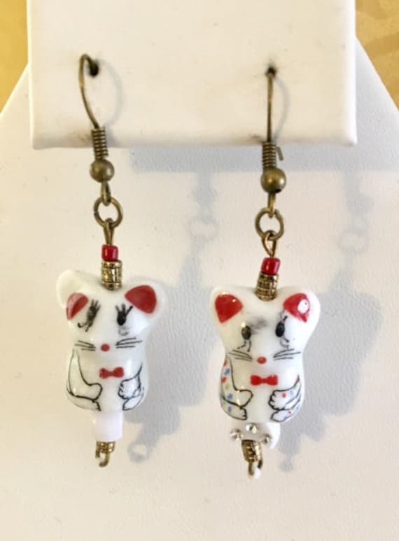 Süsse Porzellan Maus Ohrringe Mit Roten Rocailles Perlen 181 von SandyNationJewelry