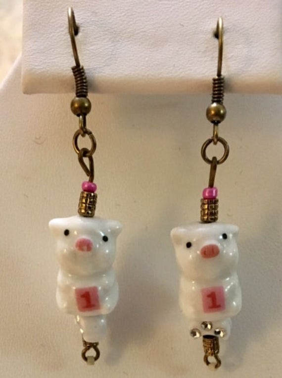 Süße Porzellan Schweine Ohrringe 053 von SandyNationJewelry