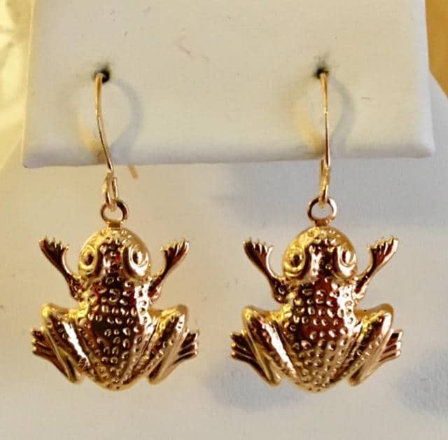 Vergoldete Messing Frosch Ohrringe von SandyNationJewelry