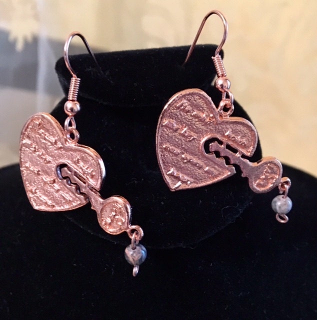 Verrückte Liebe Spitze Perlen Und Kupfer Herz Schlüssel Ohrringe 244 von SandyNationJewelry