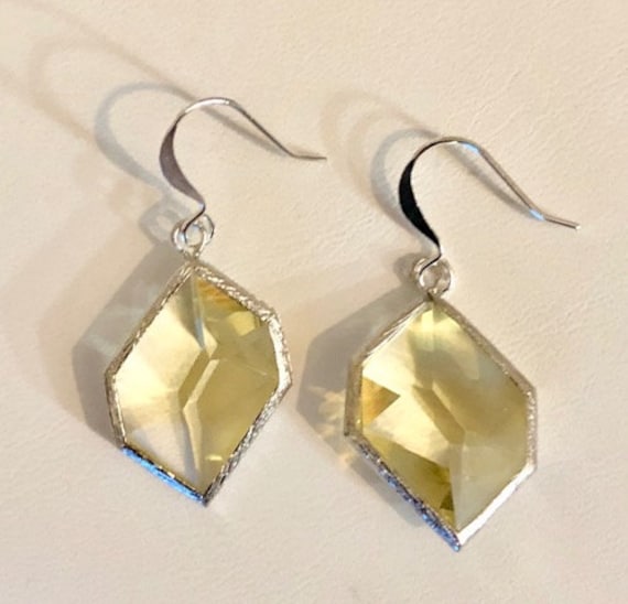 Wunderschöne Jonquil Color Hexagon Glas-Ohrringe 096 von SandyNationJewelry