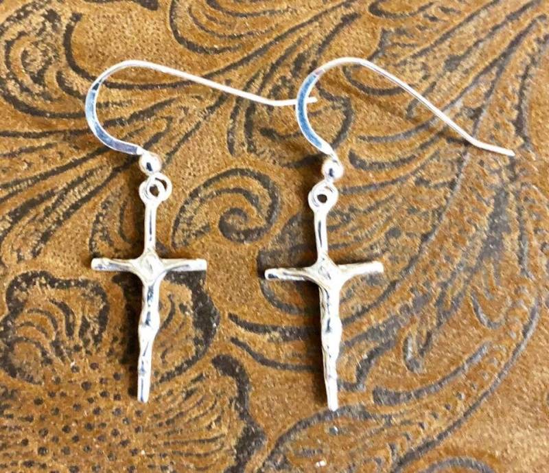 sterling Silber Kruzifix Ohrringe 381 von SandyNationJewelry