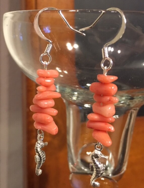 sterling Silber Und Korallen Seepferdchen Ohrringe 473 von SandyNationJewelry