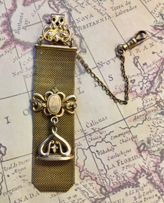 Vintage 1903 Gold Ton Mesh Verzierte Und Gravierte Taschenuhr Kette Fob 962 von SandyNationVintage