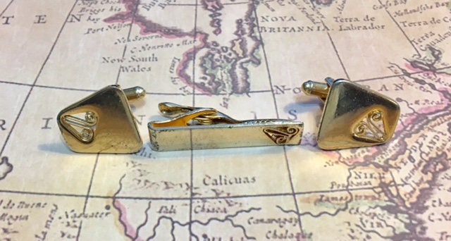 Vintage 994Er Goldfarbene Manschettenknöpfe Und Krawattenhalter von SandyNationVintage