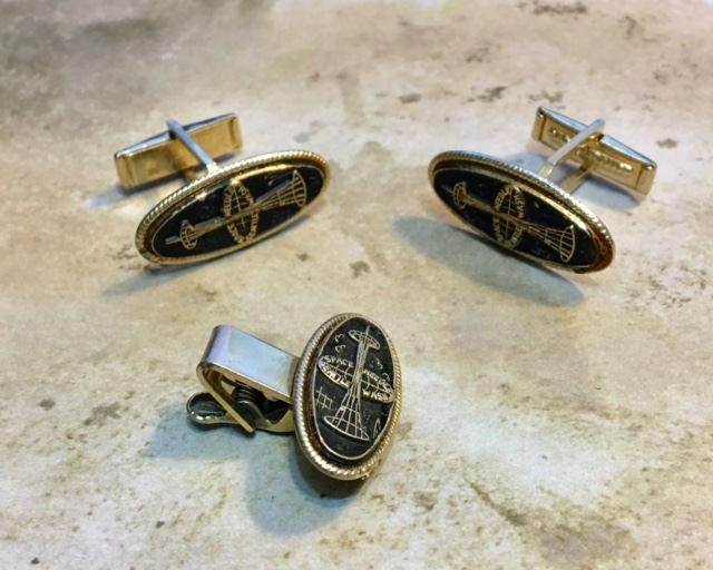 Vintage 995Er Goldfarbene Manschettenknöpfe Und Krawattenhalter von SandyNationVintage