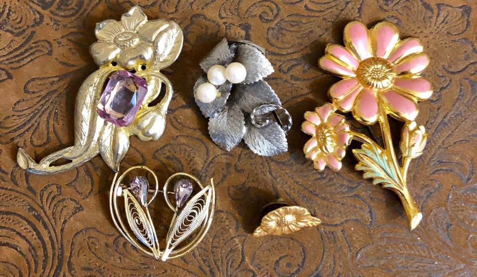 Vintage Blumen Broschen Sortiment Und Überraschungsgeschenk 118 von SandyNationVintage