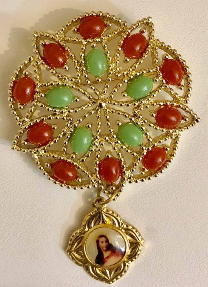 Vintage Brosche Mit Heiliger Medaille 613 von SandyNationVintage