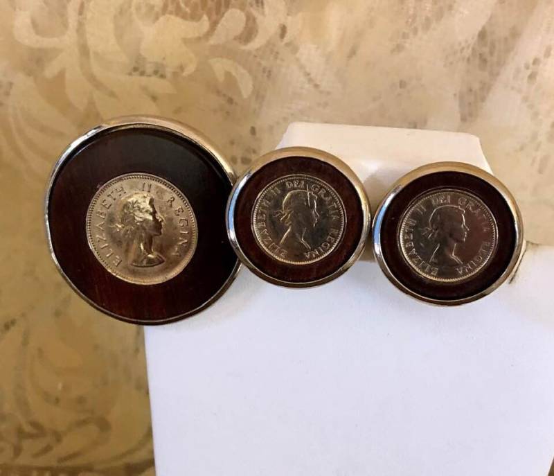 Vintage Elizabeth Ii Gratia Regina Brosche Und Ohrringe Qe15 von SandyNationVintage