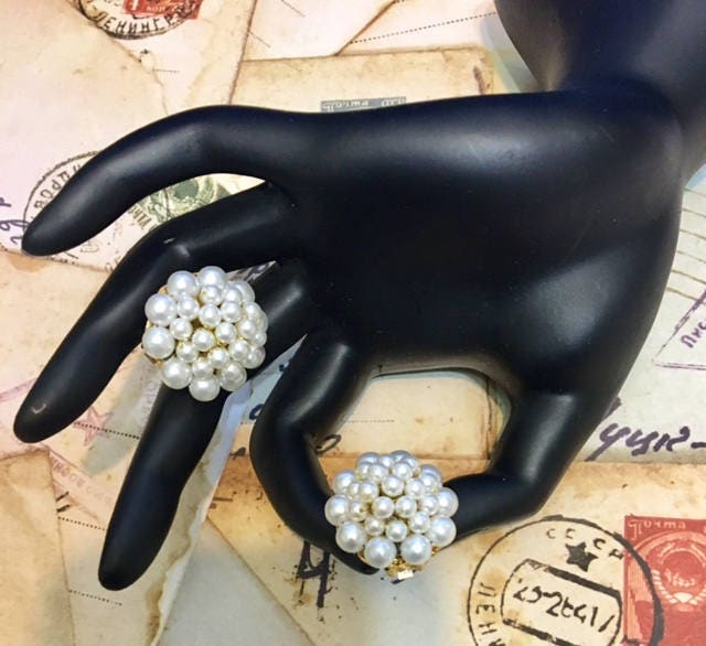 Vintage Hobe Kunstperlen Perlen Cluster Ohrclips 508 von SandyNationVintage