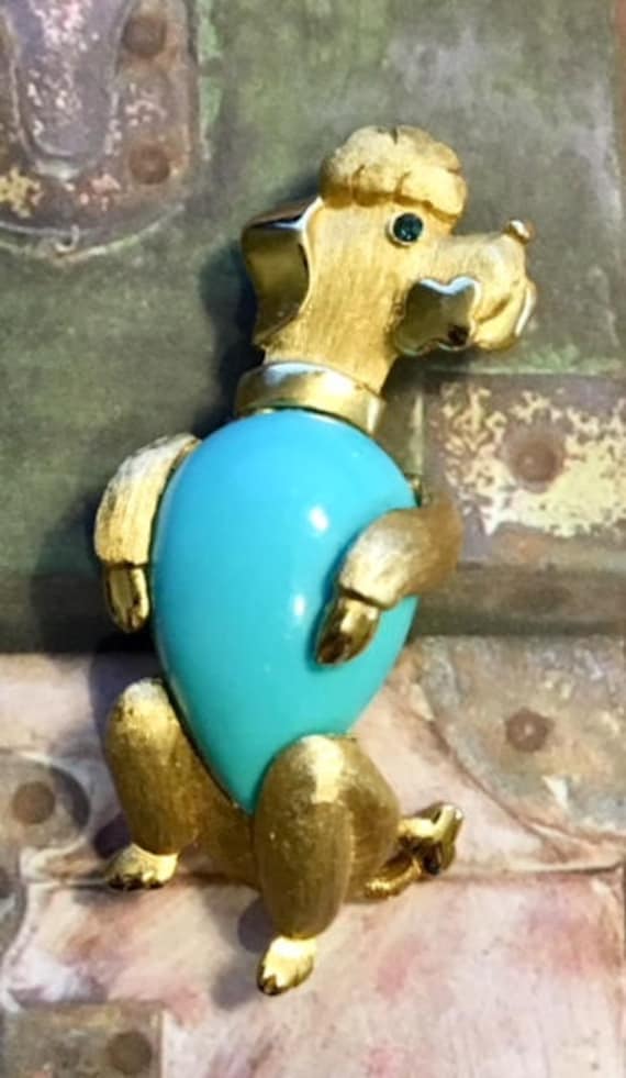 Vintage Krone Trifari Pudel Jelly Belly Brosche - Sammlerstücke 201 von SandyNationVintage