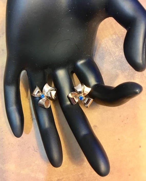 Vintage Sterling Silber Gold Vermeil Blauer Strass Bogen Ohrringe 295 von SandyNationVintage