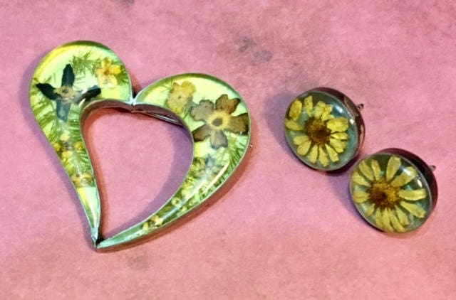 Vintage Sterling Silber Herzförmige Brosche Und Knopf Stil Ohrringe Mit Getrockneten Blumen in Lucite 303 von SandyNationVintage