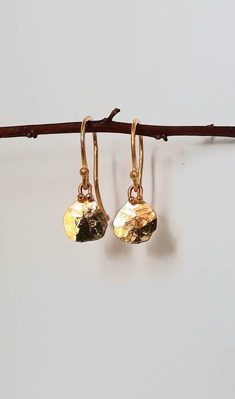 24K Solid Gold Handwerker Ohrringe. Kleine Gehämmerte Disk Scheiben von SandyRiverDesigns