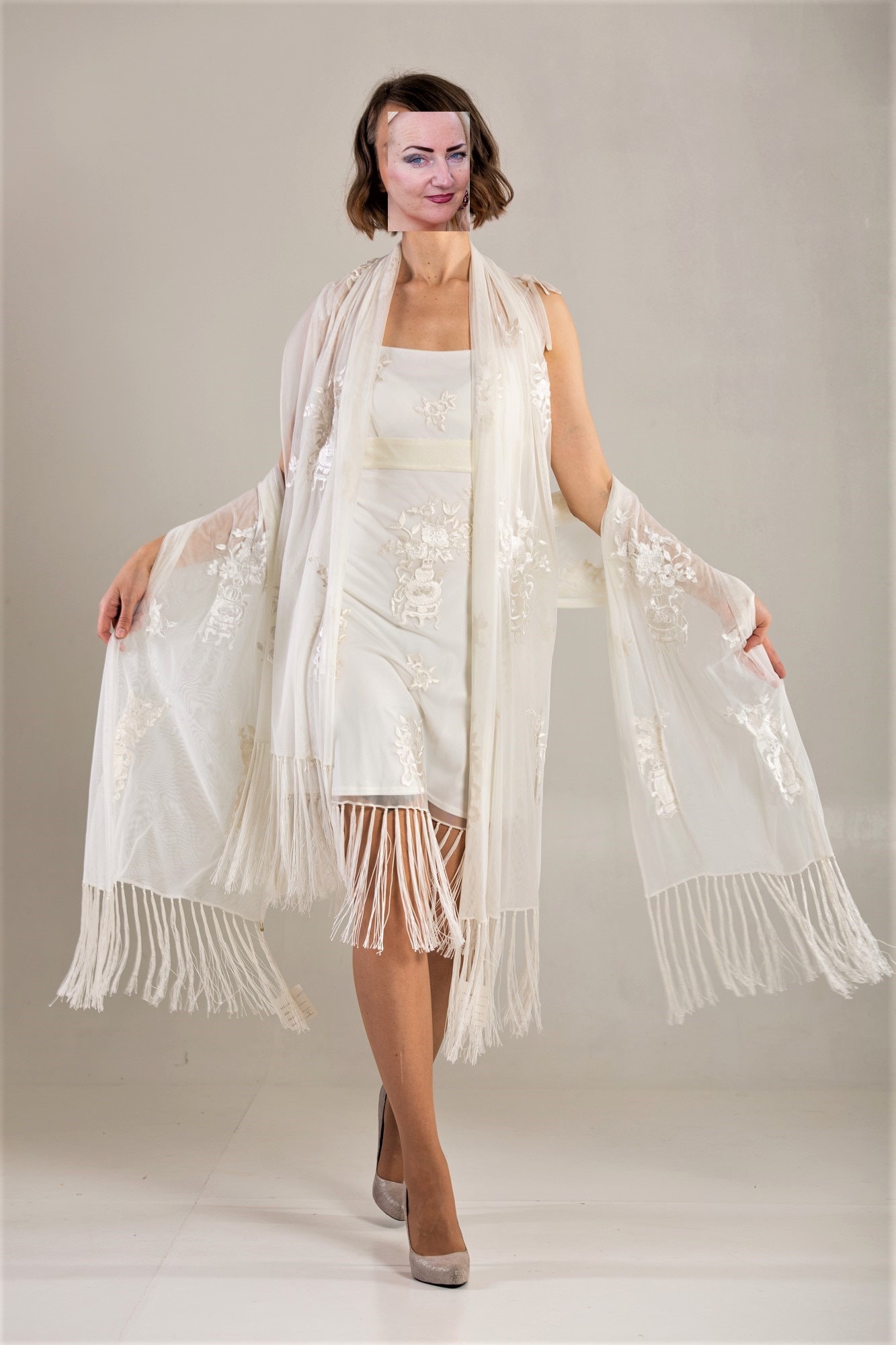 Gatsby Brautkleid Weißes Besticktes Fransenkleid Mit Schals, Größe S Gatsby Brautkleid Weißes Besticktes Fransenkleid Mit Schals, Größe S von SandyVintageBoutique