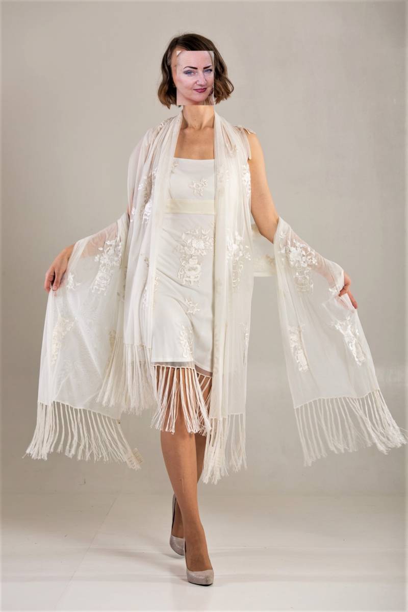 Gatsby Brautkleid Weißes Besticktes Fransenkleid Mit Schals, Größe S Gatsby Brautkleid Weißes Besticktes Fransenkleid Mit Schals, Größe S von SandyVintageBoutique