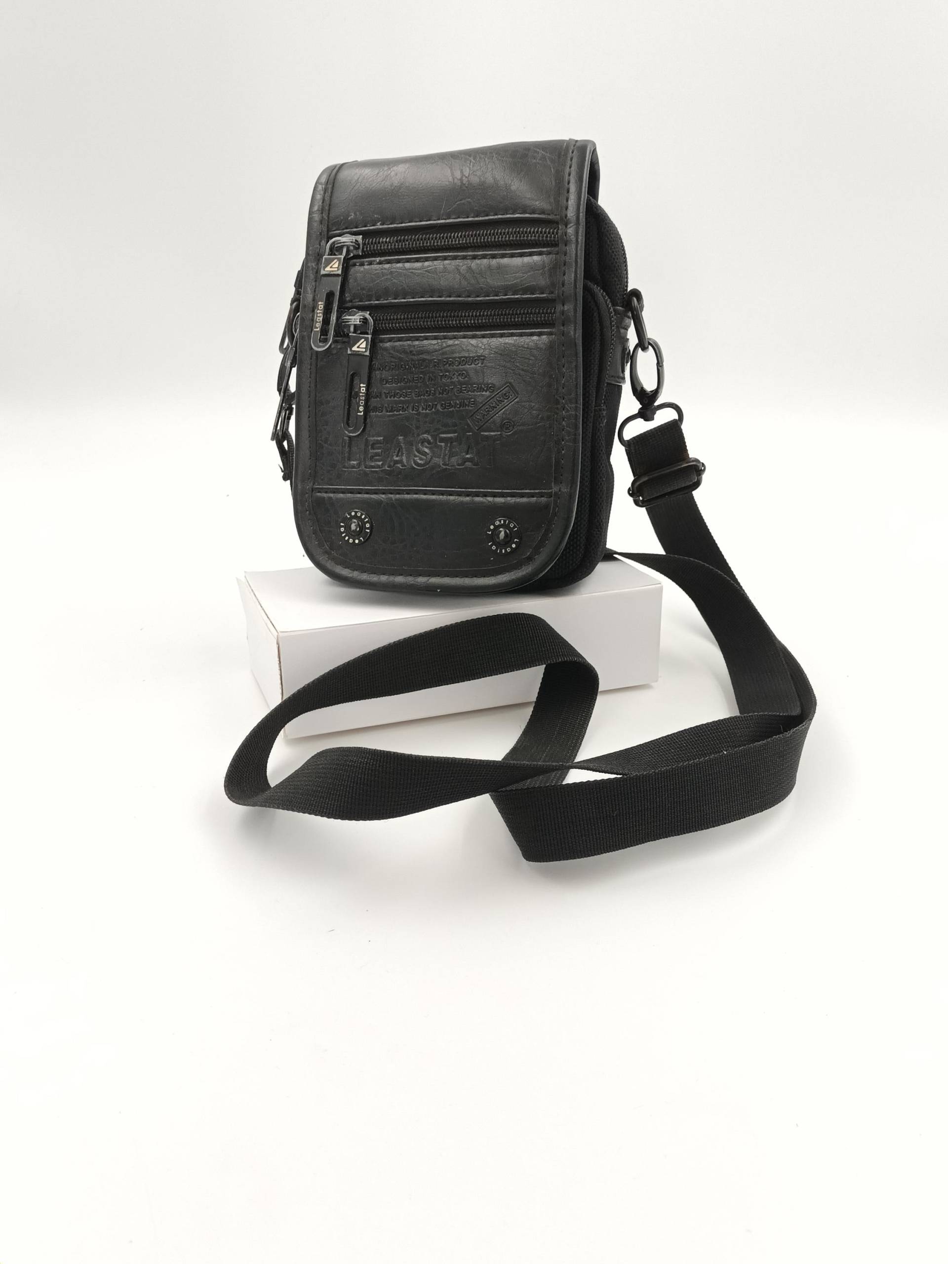 Vegan Leder Crossbody Bag Unisex Schwarze Taille Geldbörse, Tokyo Design von SandyVintageBoutique