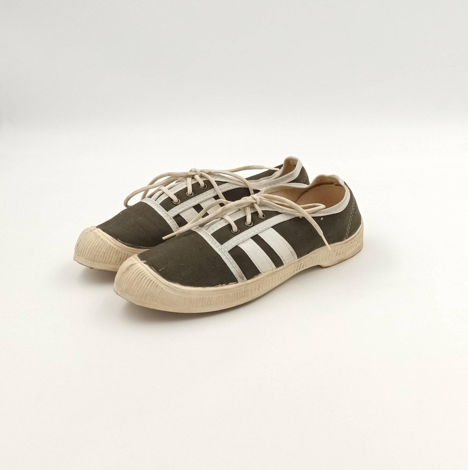 Vintage 80Er Stoff Gummi Turnschuhe Grau Und Weiß Schnürer Sport Schuhe Flach Unisex Größe 37 1/2 Eu / Vintage 80Er Stoff Gummi Turnschuhe Grau Und Weiß Schnürer Sport Schuhe Flach Unisex Größe 37 1/2 Eu / von SandyVintageBoutique