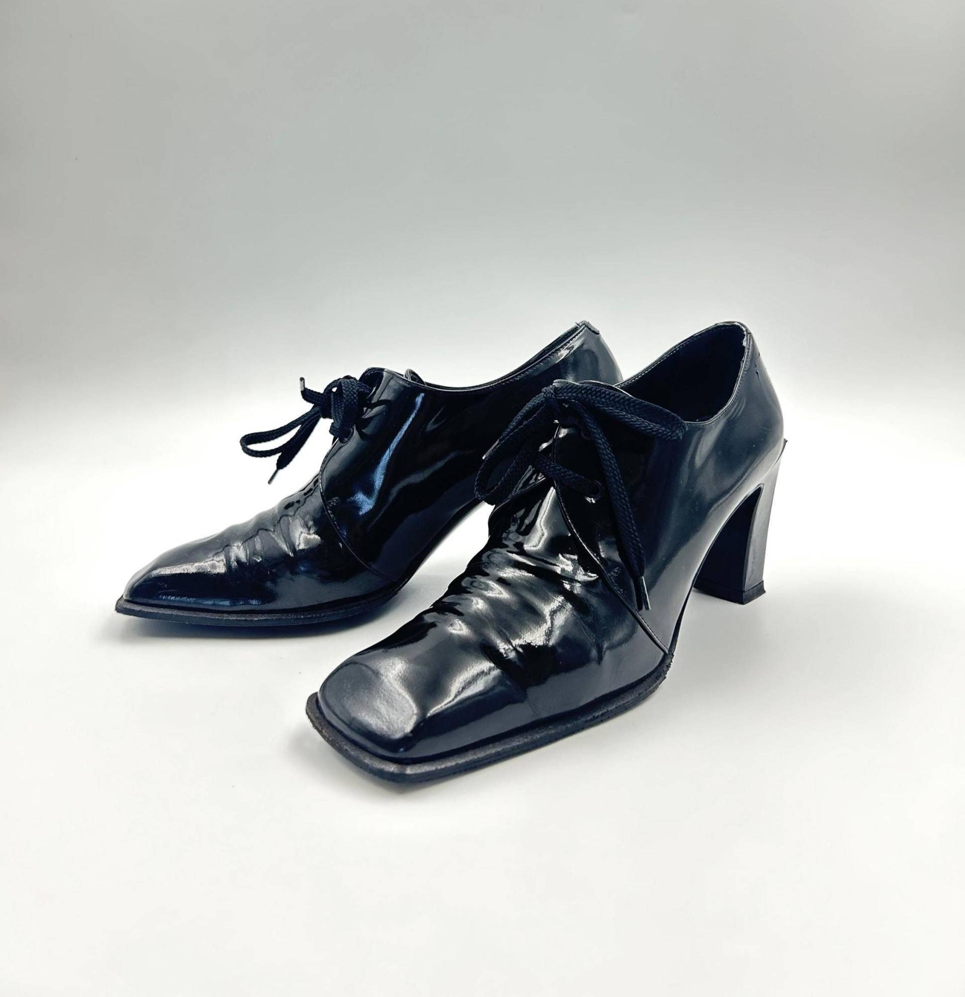 Vintage Bally Oxford Pumps Schwarze Lackleder Schuhe Mit Blockabsatz | Größe 38Eu Vintage Bally Oxford Pumps Schwarze Lackleder Schuhe Mit Blockabsatz | Größe 38Eu von SandyVintageBoutique