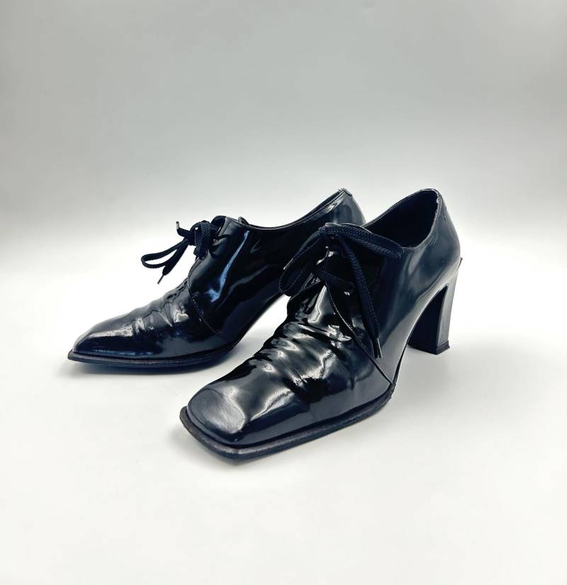 Vintage Bally Oxford Pumps Schwarze Lackleder Schuhe Mit Blockabsatz | Größe 38Eu Vintage Bally Oxford Pumps Schwarze Lackleder Schuhe Mit Blockabsatz | Größe 38Eu von SandyVintageBoutique