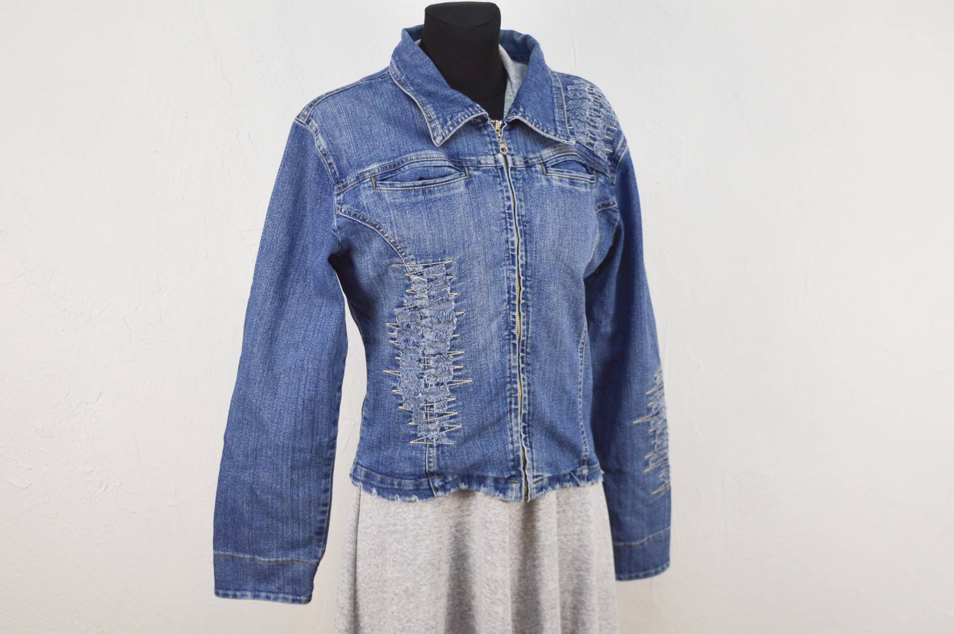 Vintage Blaue Jeans Jacke Im Y2K Stil, Frauen Größe L Vintage Blaue Jeans Jacke Im Y2K Stil, Frauen Größe L von SandyVintageBoutique