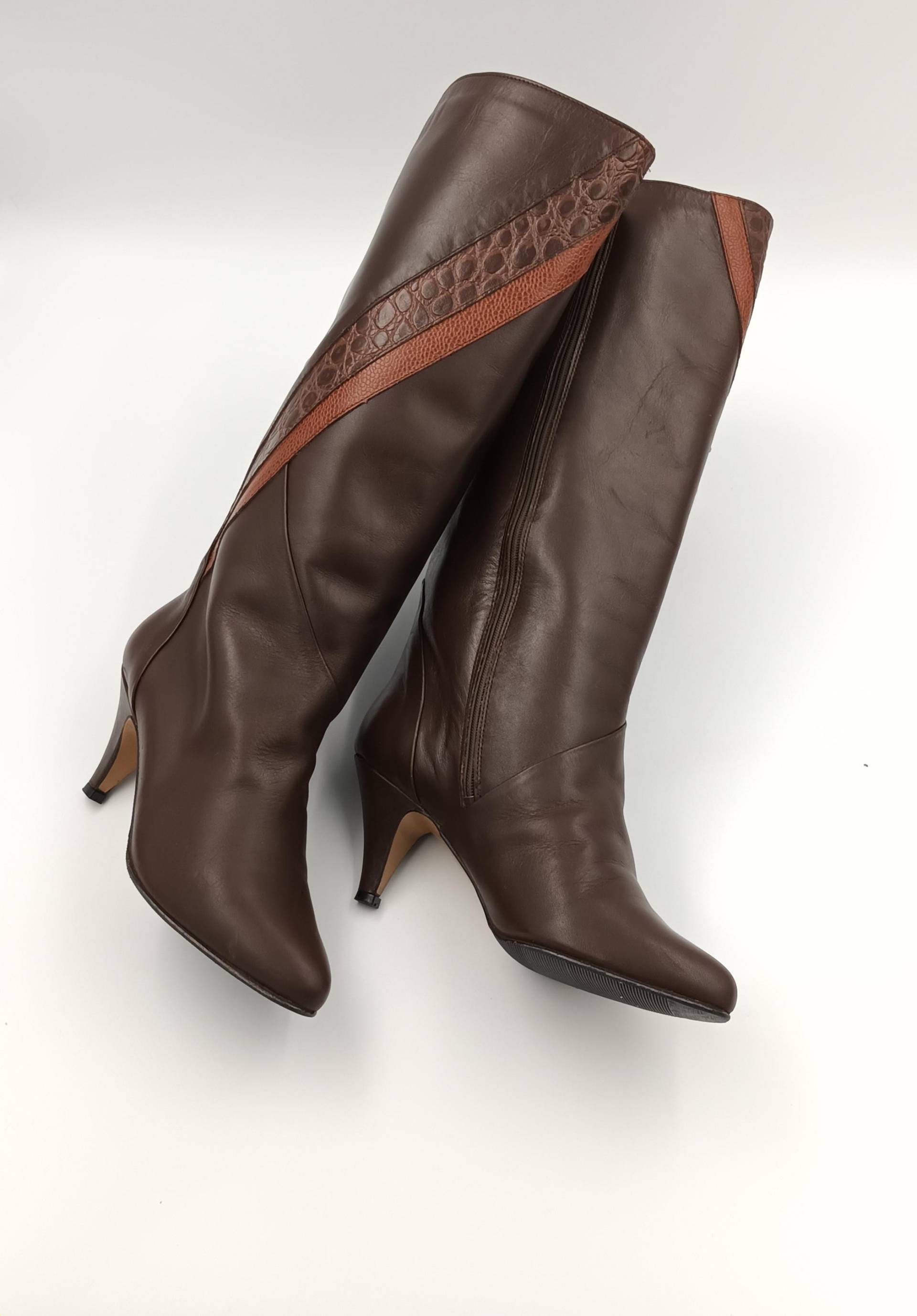 Vintage Braune Leder Kniehohe Stiefel Spitz Kegel Heels, Größe 37, 5 Eu Vintage Braune Leder Kniehohe Stiefel Spitz Kegel Heels, Größe 37, 5 Eu von SandyVintageBoutique