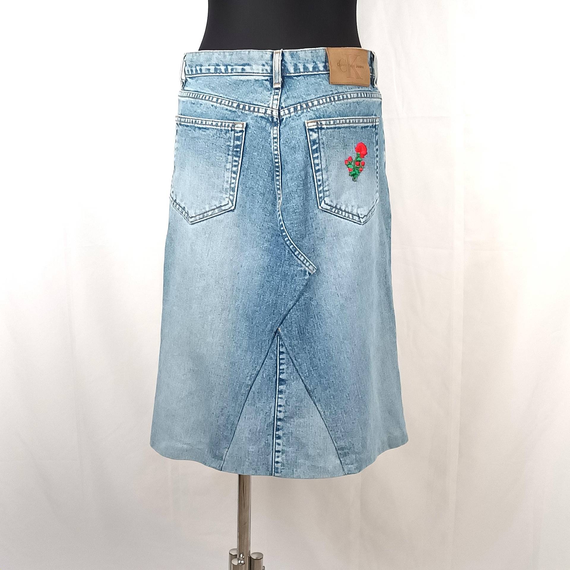 Vintage Calvin Klein Jeansrock Blauer Jeansrock Mit Rosenstickerei Vintage Calvin Klein Jeansrock Blauer Jeansrock Mit Rosenstickerei von SandyVintageBoutique