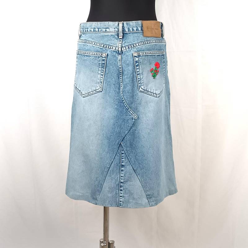 Vintage Calvin Klein Jeansrock Blauer Jeansrock Mit Rosenstickerei Vintage Calvin Klein Jeansrock Blauer Jeansrock Mit Rosenstickerei von SandyVintageBoutique