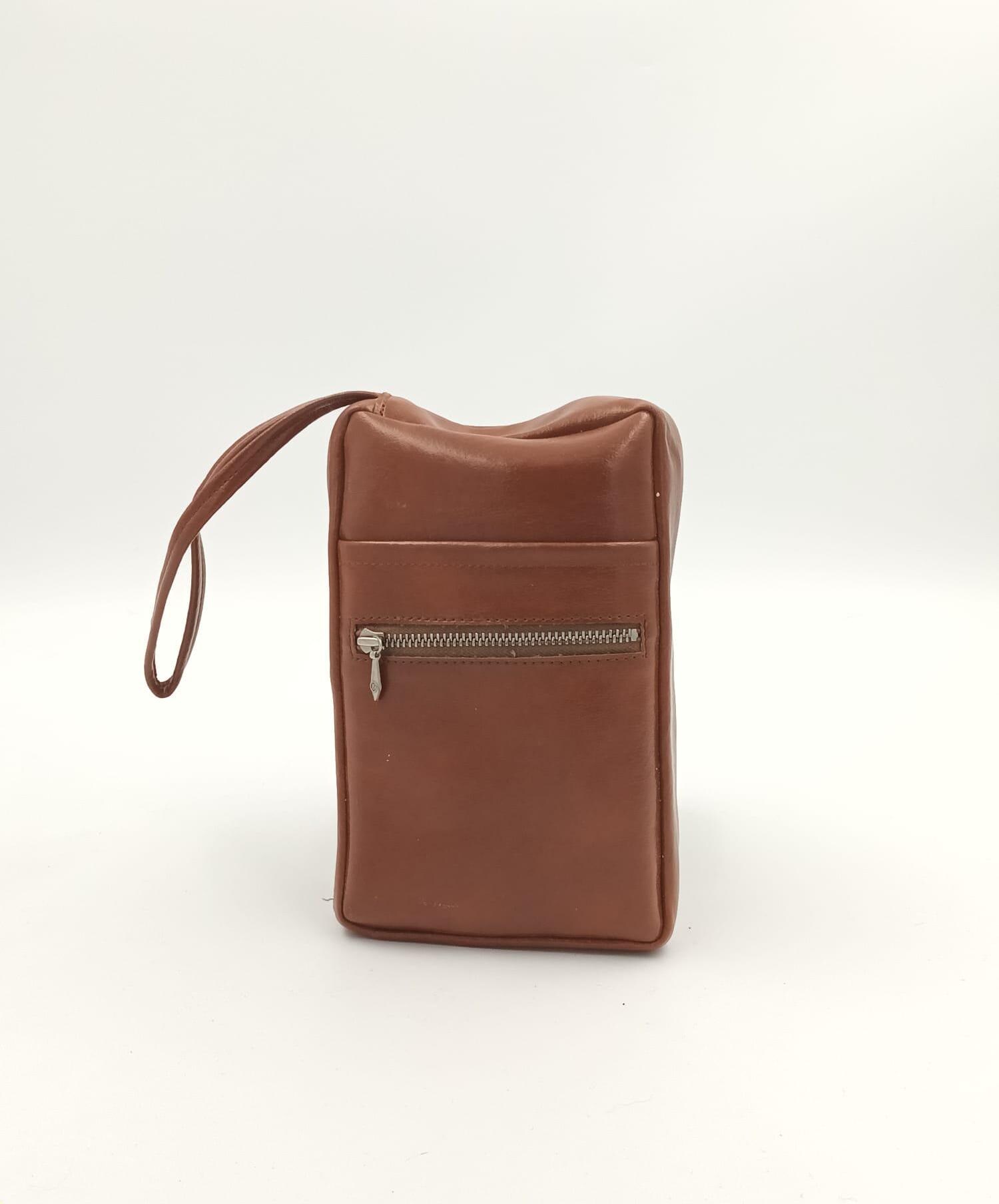 Vintage Cognac Vegan Leder Clutch Unisex Boho Wrist Bag Vintage Cognac Vegan Leder Clutch Unisex Boho Wrist Bag von SandyVintageBoutique