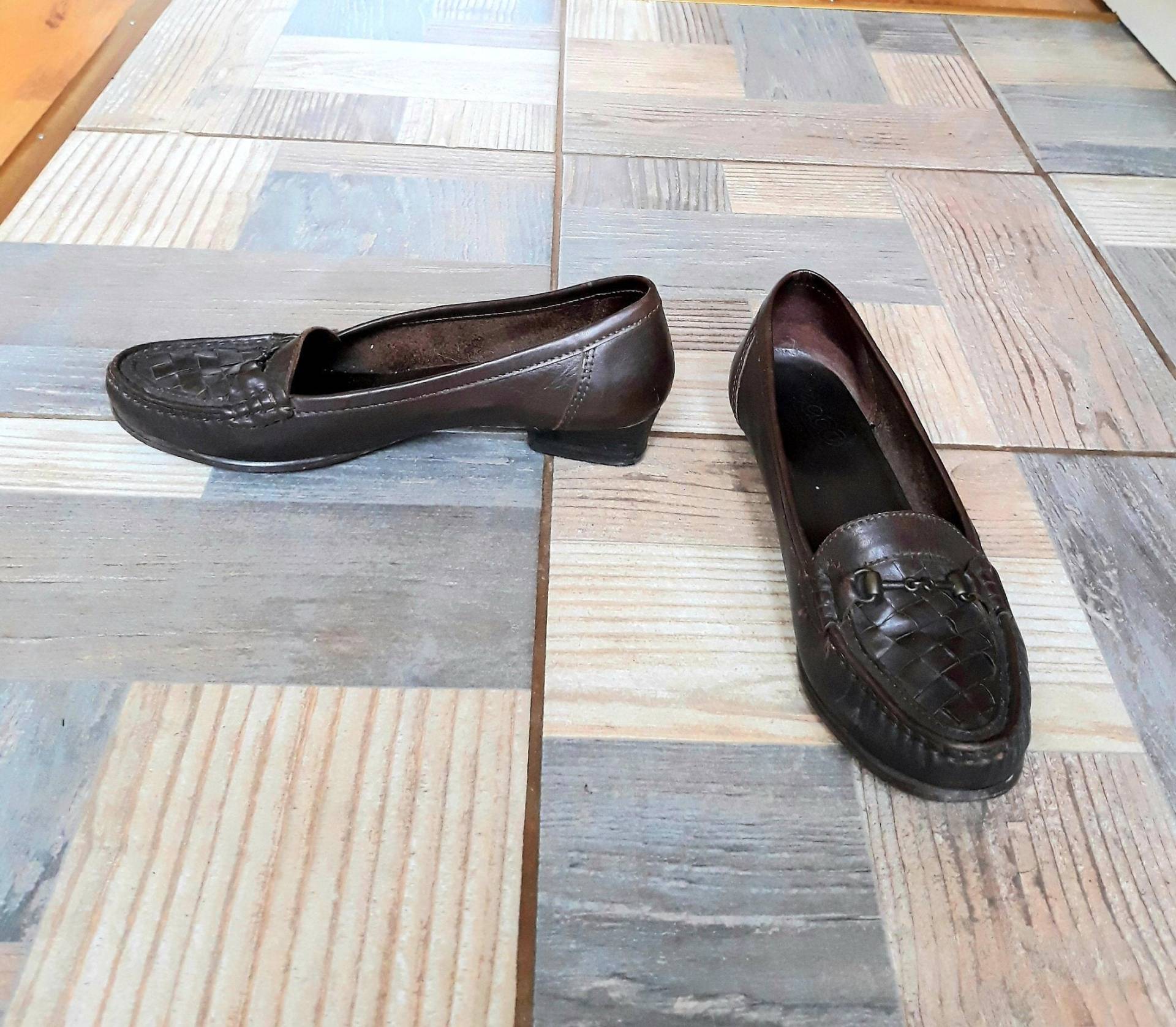 Vintage Frauen Leder Braune Schuhe 6 1/2 Uk Größe/Gewebte Loafer Hergestellt in Brasilien Mokassins Mit Niedrigem Absatz von SandyVintageBoutique