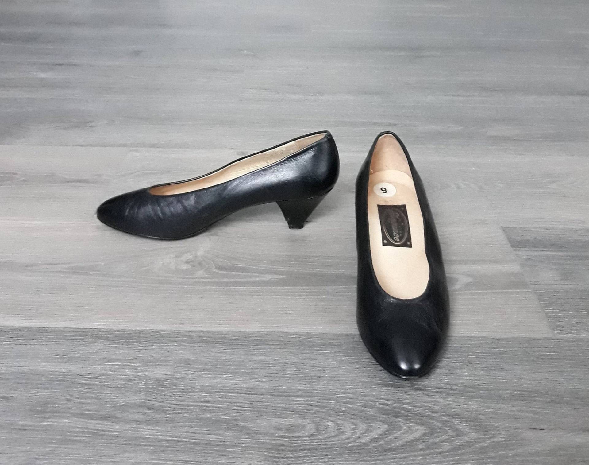 Vintage Frauen Leder Schwarze Heels Schuhe/8 Uk Große Größe Pumps Mit Kegelabsatz Hergestellt in Spanien von SandyVintageBoutique