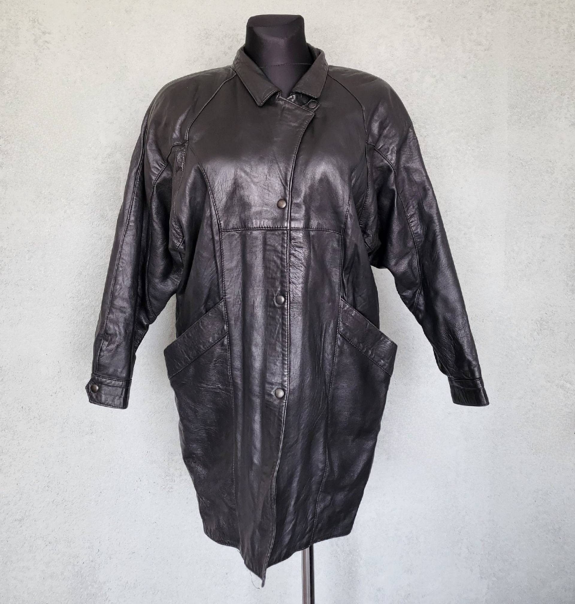 Vintage Gap Schwarze Lederjacke 90Er Jahre Mantel Mit Fledermausärmeln Vintage Gap Schwarze Lederjacke 90Er Jahre Mantel Mit Fledermausärmeln von SandyVintageBoutique