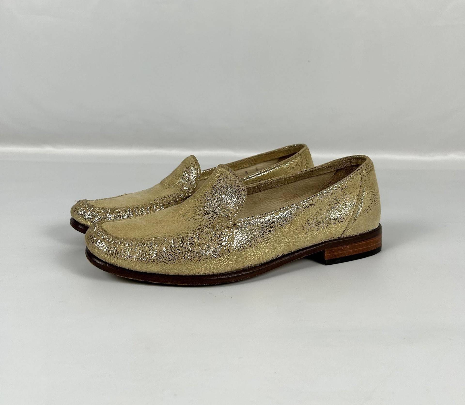 Vintage Gold Leder Loafers - Made in Italy Us 6/Eu 37 von SandyVintageBoutique