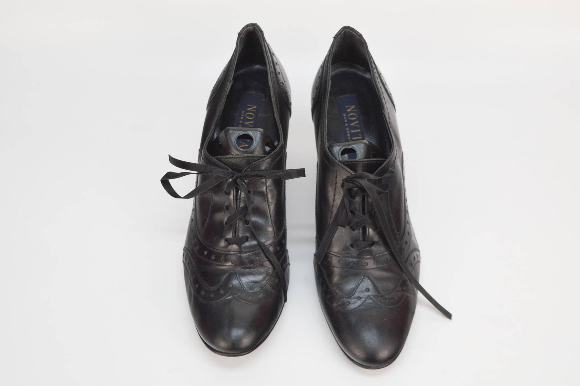 Vintage Leder Flügelspitze Oxford Heels - Schwarze Schnürpumps Größe 7Us/38Eu Vintage Leder Flügelspitze Oxford Heels - Schwarze Schnürpumps Größe 7Us/38Eu von SandyVintageBoutique