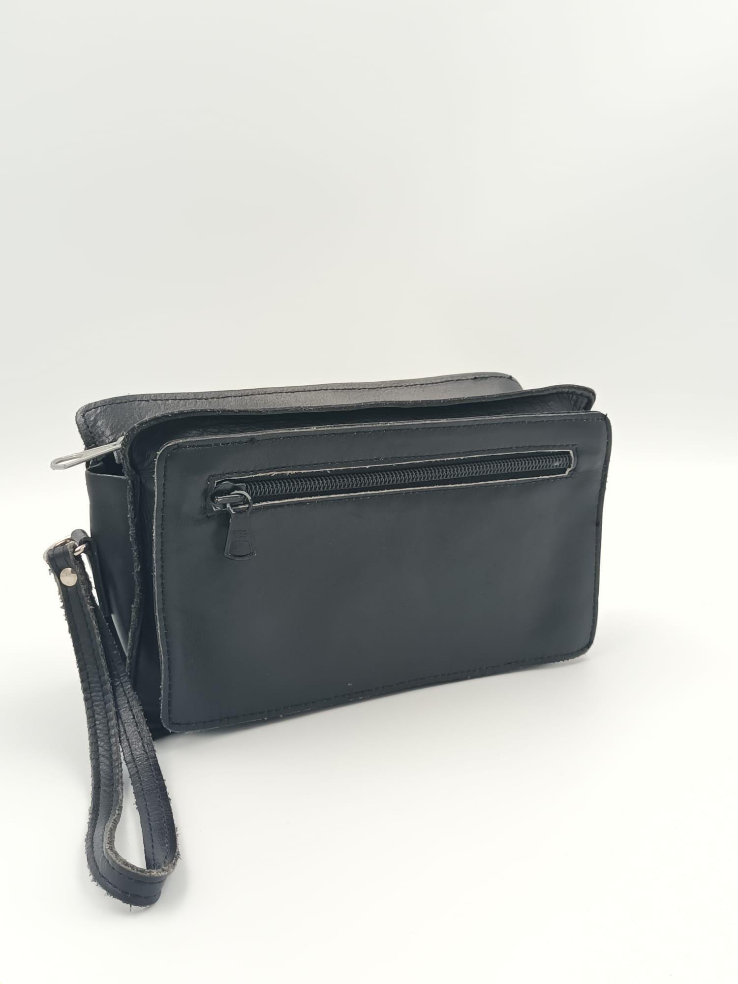 Vintage Leder Schwarze Männer Clutch Tasche/Retro Geldbörse Portemonnaie Mit Riemen Geschenk Für Ihn von SandyVintageBoutique
