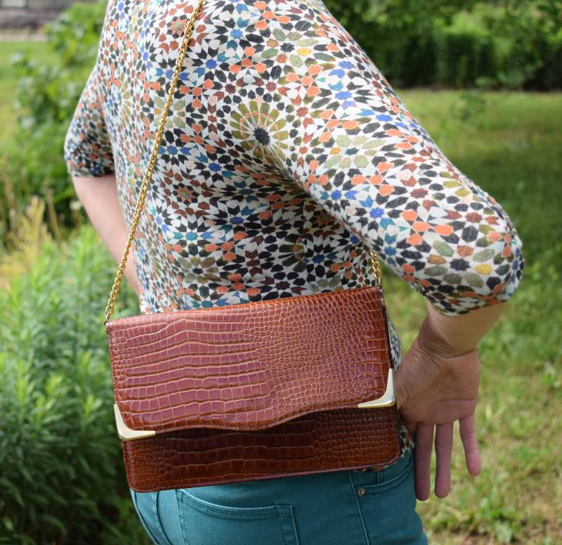 Vintage Retro Braune Geldbörse Kroko Schultertasche Goldener Kettengurt von SandyVintageBoutique